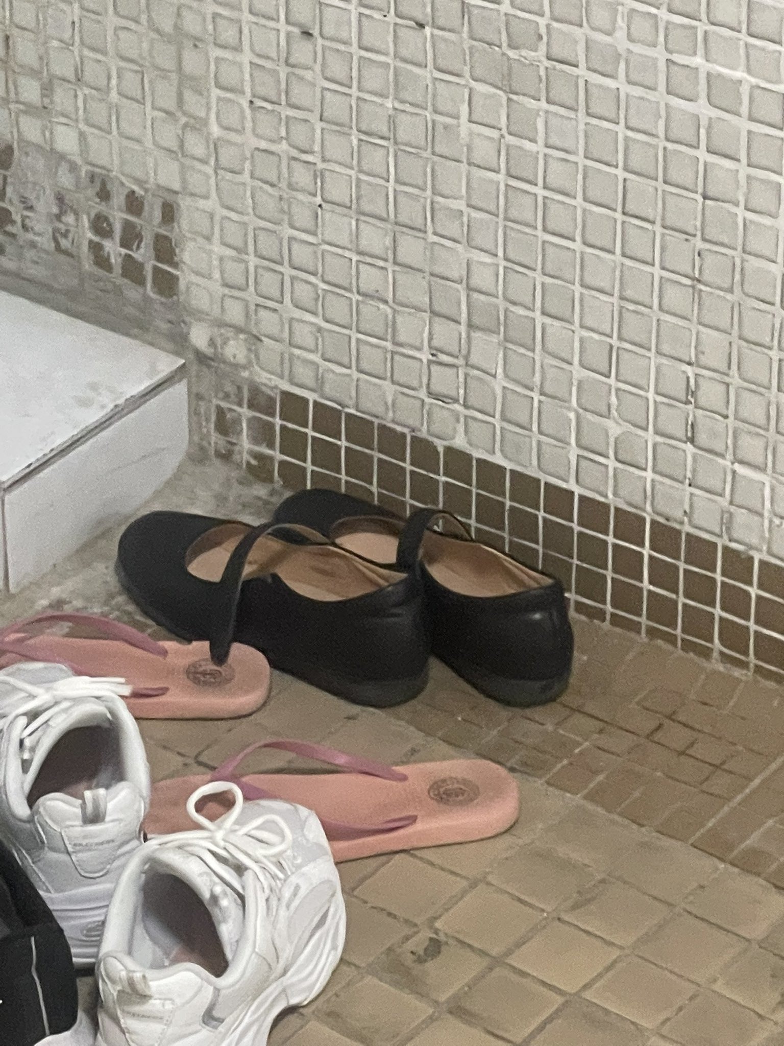 多圖]住緊公屋又有擺鞋喺門口嘅，睇吓你有冇俾人射鞋 | LIHKG 討論區