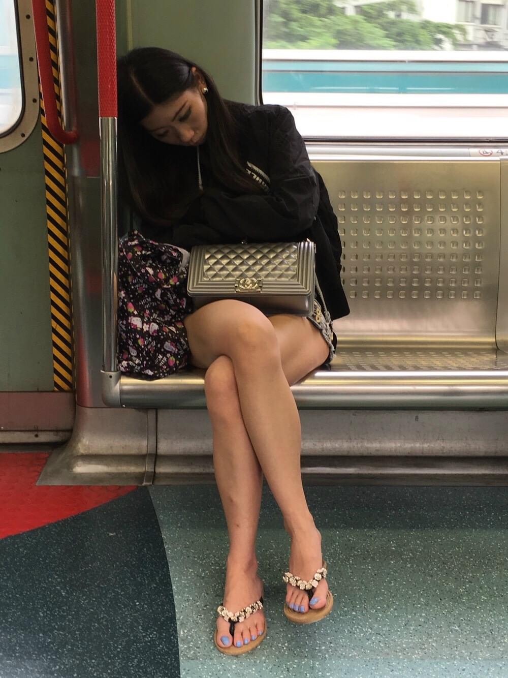 [有圖]真係唔撚明點解搭地鐵要翹腳翹到咁 | LIHKG 討論區