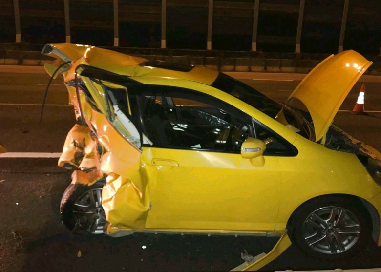 全球首撞！特斯拉Cybertruck正面撞擊Toyota 車頭全毀畫面曝 LIHKG 討論區