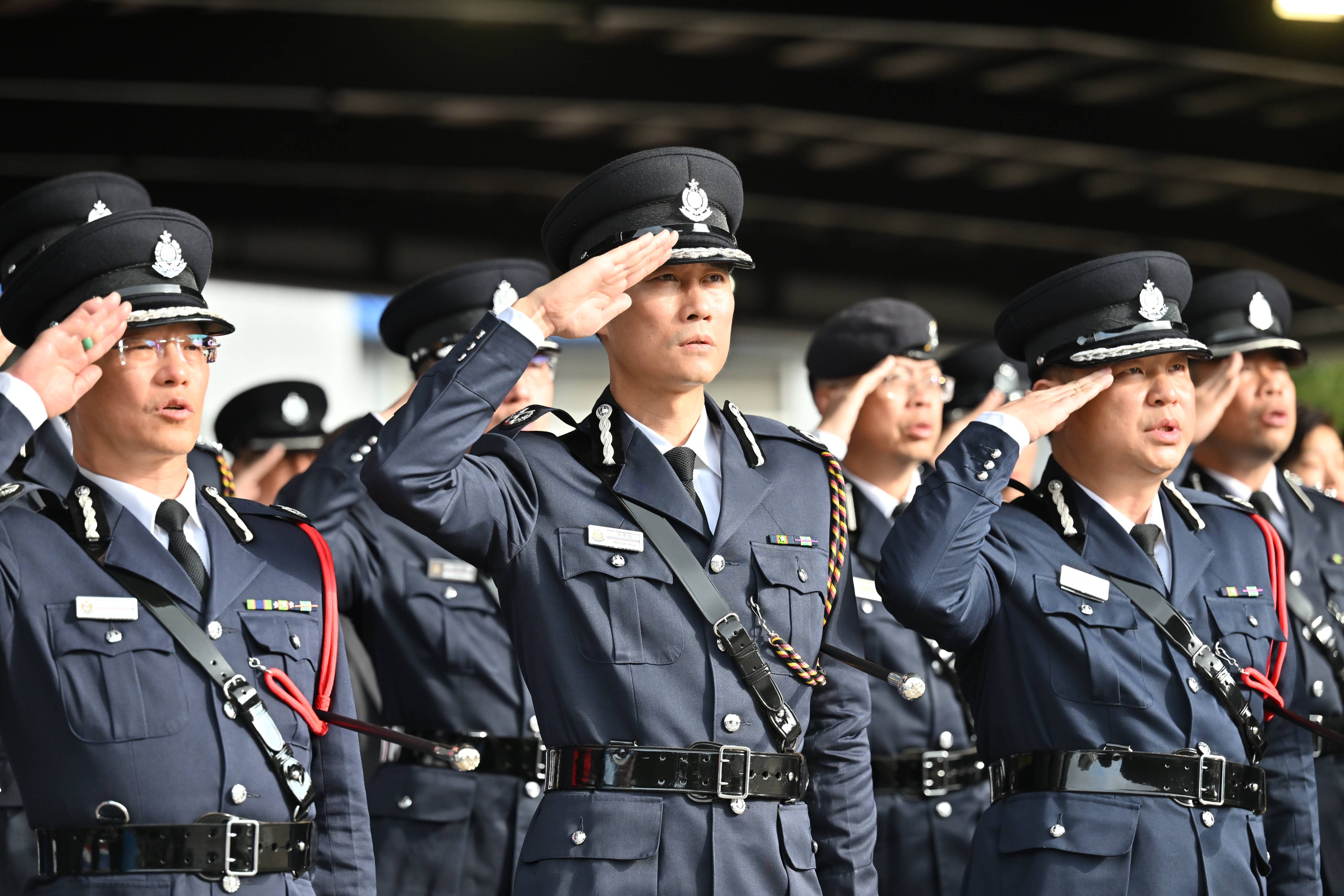 點解呢兩個警察部高級officers用左英式敬禮手勢？ LIHKG 討論區